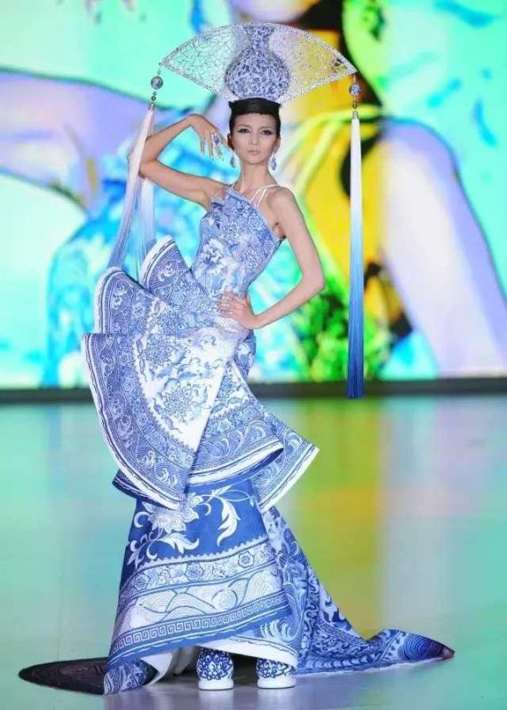 青花瓷与青花时装的完美结合