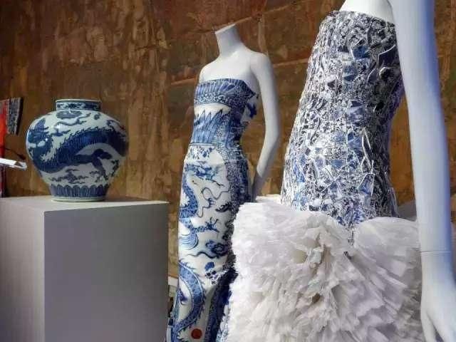 青花瓷与青花时装的完美结合